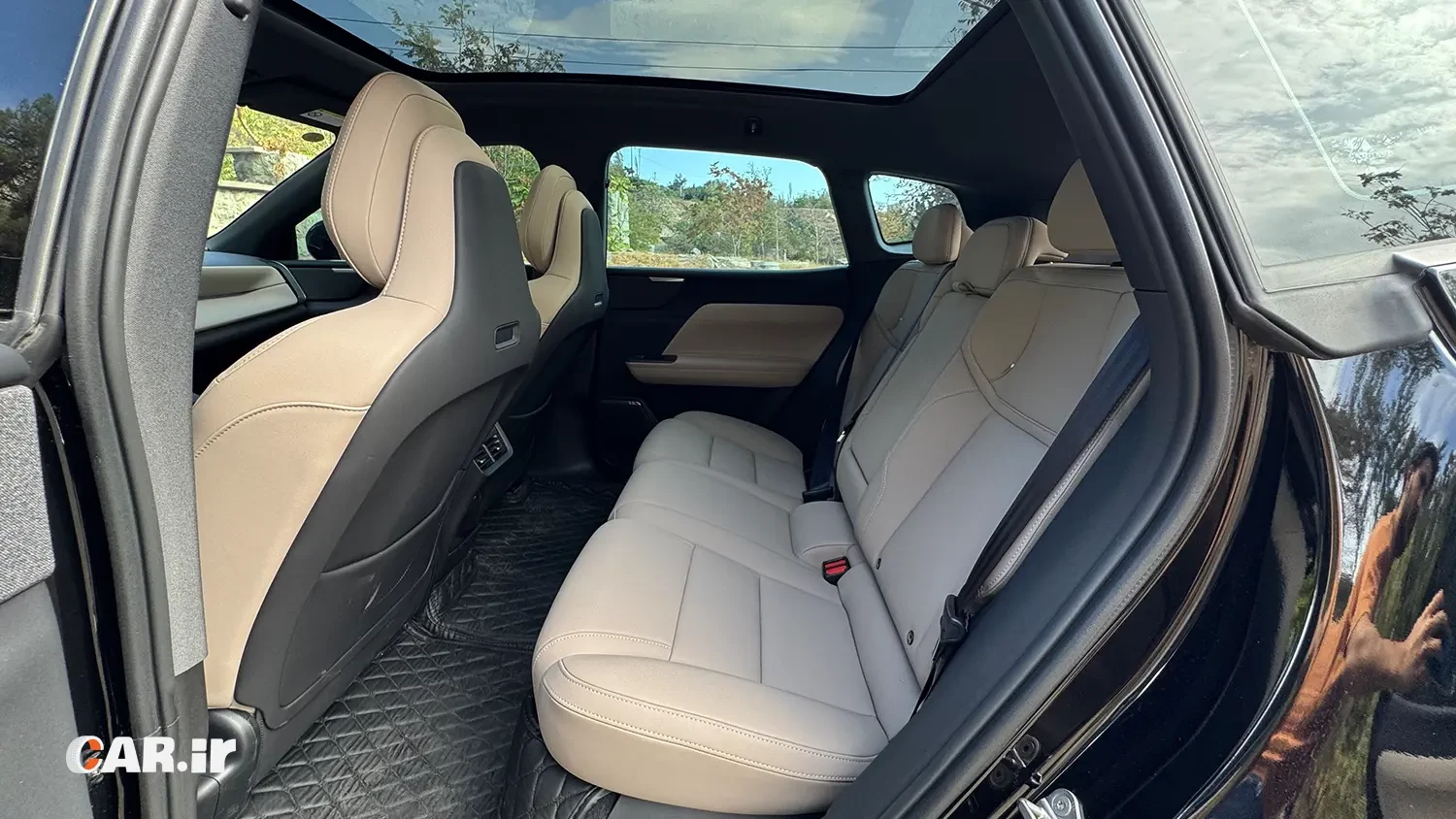 ردیف دوم Volvo XC70.webp