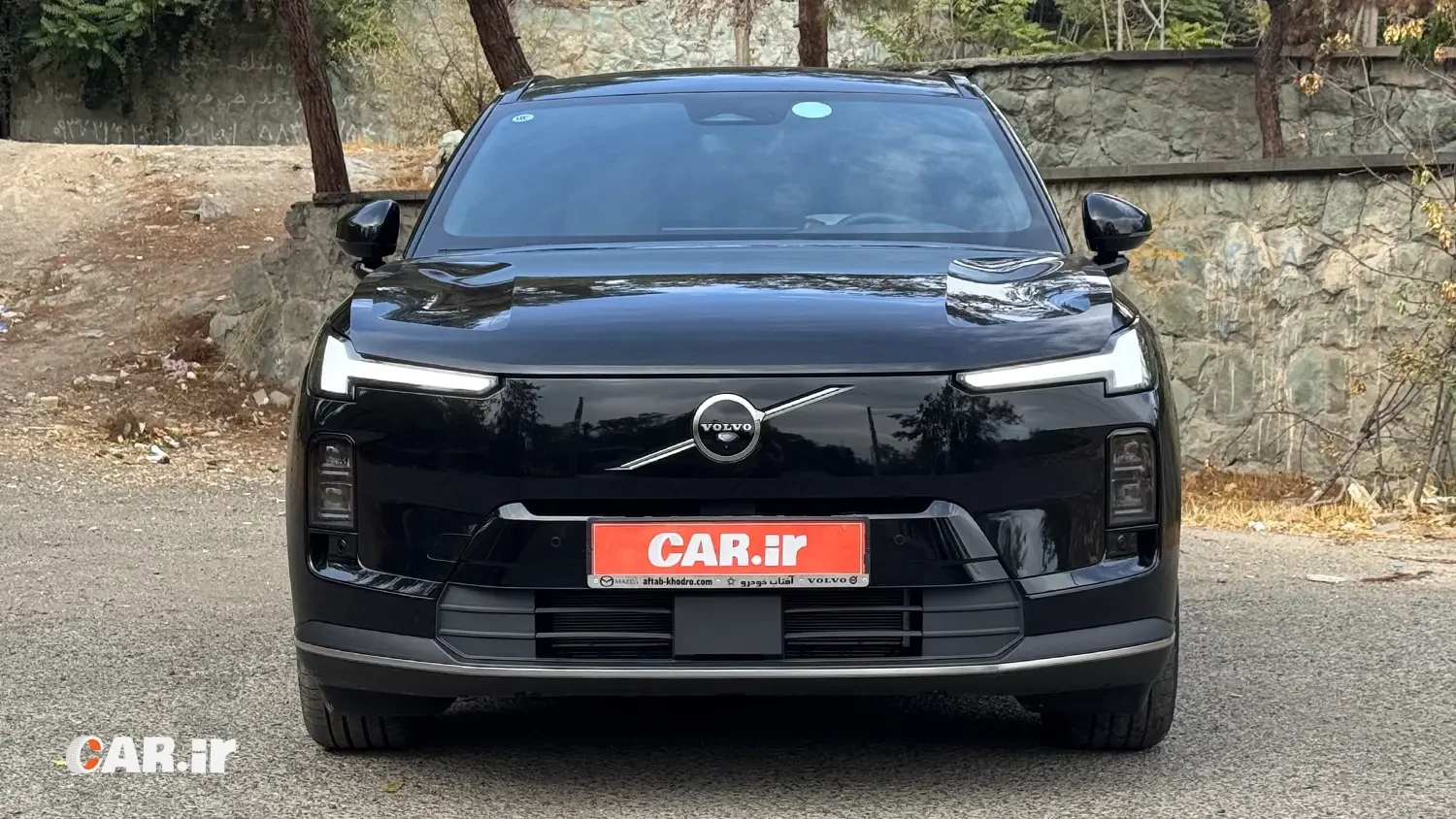 نمای جلو Volvo XC70.webp